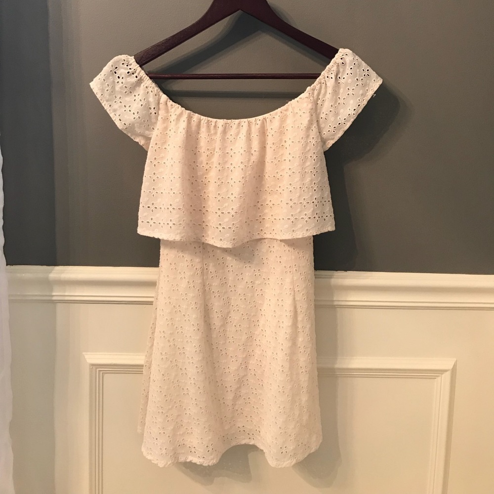 Off the shoulders lace sundress